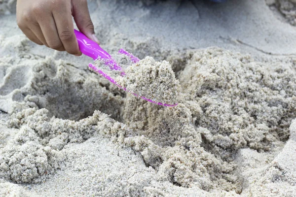 Дети играют в игрушки на песке — стоковое фото