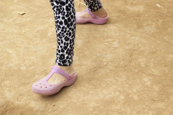 Wandelen in schoenen op de stoep in park — Stockfoto