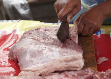 Yemek pişirmek için çiğ domuz dilimlenmiş.