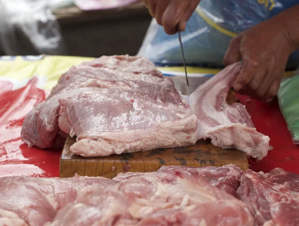 Carne di maiale cruda tagliata a fette per cucinare . — Foto Stock