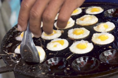 Asya pazarında yapmak kızarmış bıldırcın yumurtası