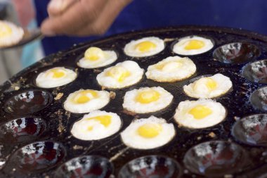 Asya pazarında yapmak kızarmış bıldırcın yumurtası