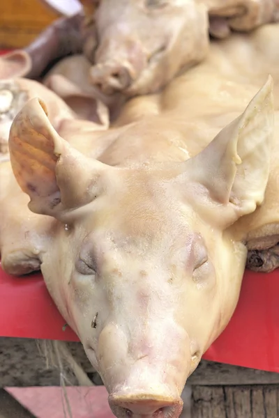 Schweinekopf auf dem Asiamarkt — Stockfoto