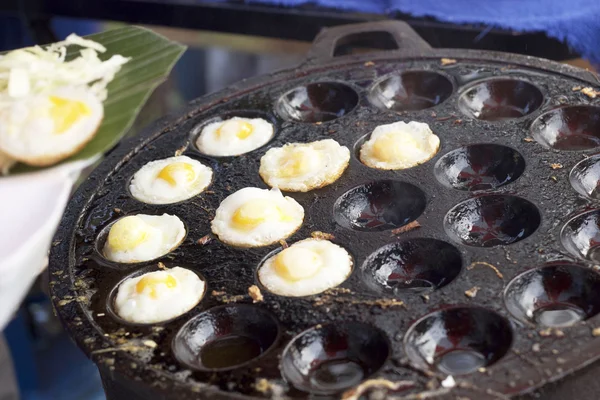 Making fried quail eggs in asia market — Stock Photo, Image