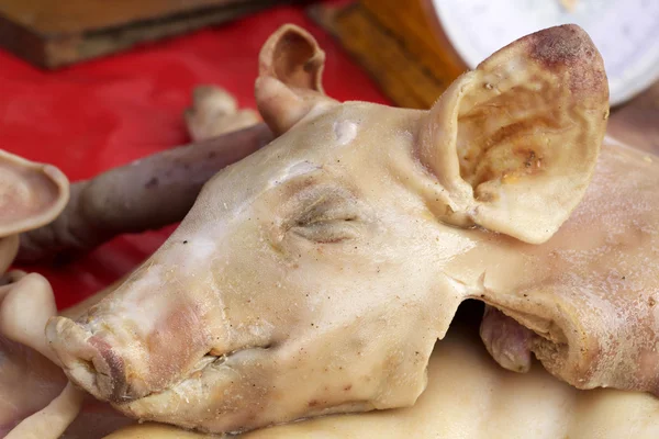 Cabeza de cerdo en el mercado asiático — Foto de Stock