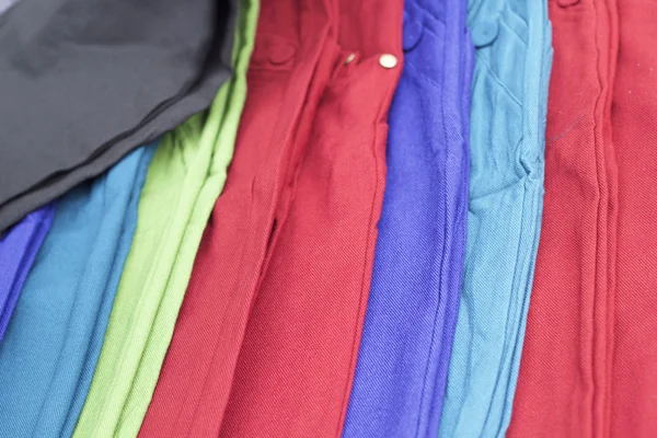Een heleboel kleurrijke broek — Stockfoto