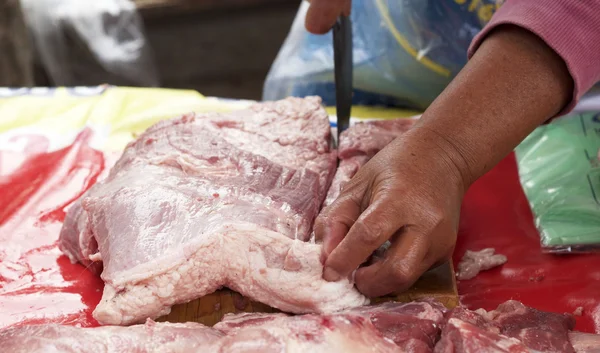 Carne di maiale cruda tagliata a fette per cucinare . — Foto Stock