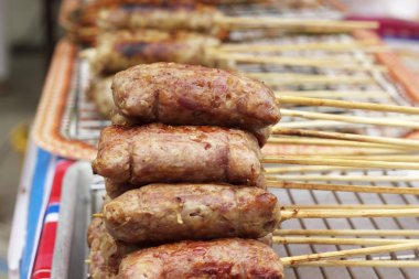 Barbekü ızgara sosis.