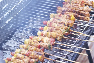 Bar-BQ veya barbekü ızgara et