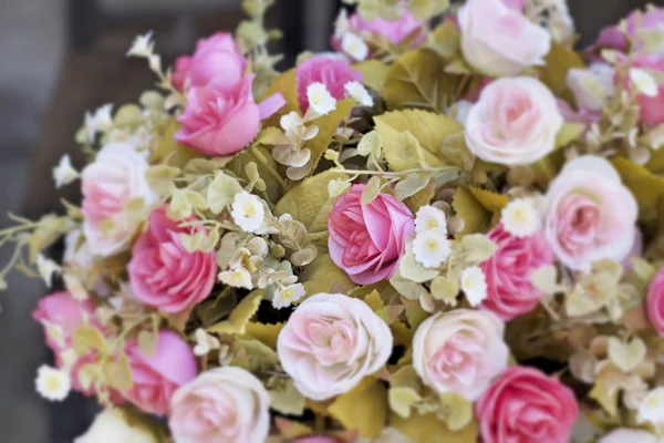 Schöne künstliche Rosenblüten — Stockfoto