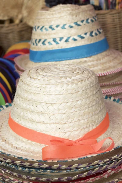 Chapeaux à vendre au marché — Photo