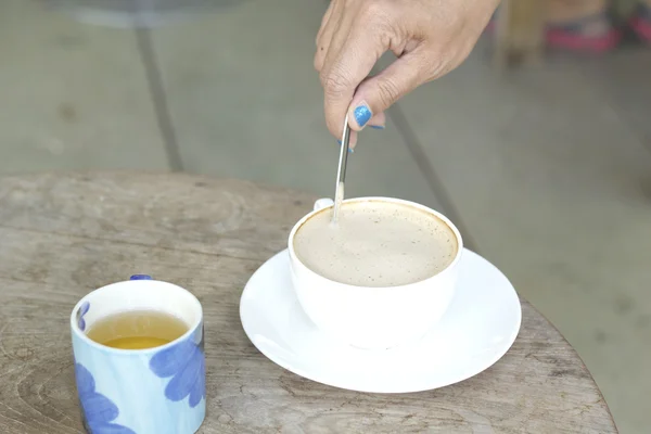 Café expreso caliente en vidrio blanco . —  Fotos de Stock