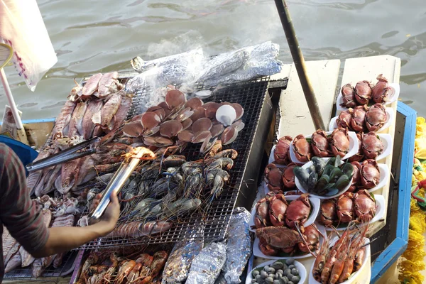 Damnoen saduak mercado flotante, Tailandia con la venta de alimentos — Foto de Stock