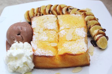 Bal ve dondurma, en tepesinde tost