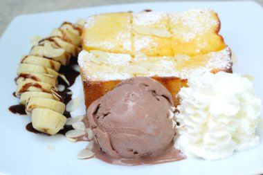 Bal ve dondurma, en tepesinde tost