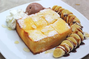 Bal ve dondurma, en tepesinde tost