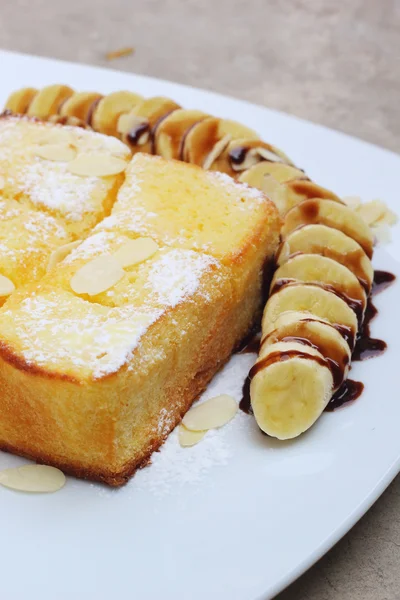 Rostat bröd toppad med honung och glass, banan — Stockfoto