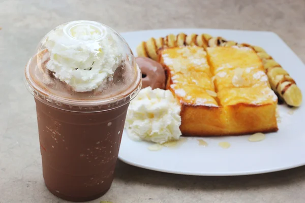 Ice chocolate and toast topped with honey — Stock Photo, Image