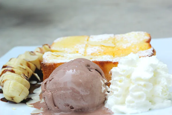 꿀과 얼음-크림, banan 얹은 토스트 — 스톡 사진