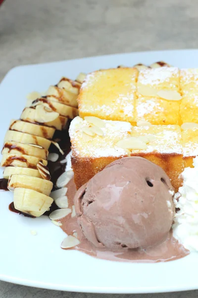 Tostadas con miel y helado, banano —  Fotos de Stock