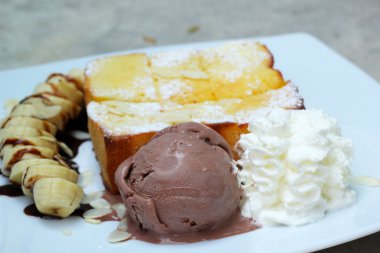 Bal ve dondurma, en tepesinde tost