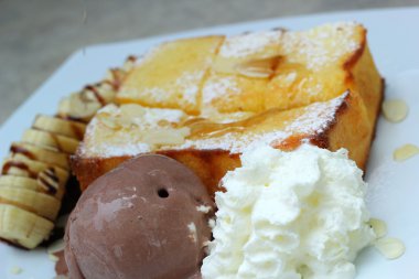 Bal ve dondurma, en tepesinde tost