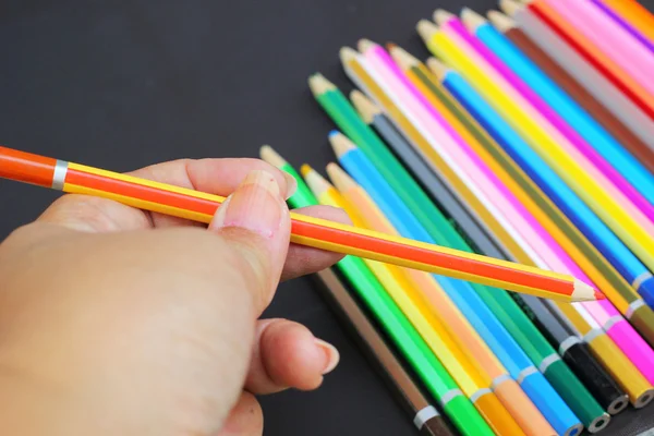 Lápis coloridos sobre fundo preto — Fotografia de Stock