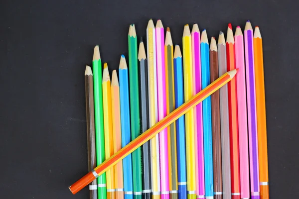 Lápis coloridos sobre fundo preto — Fotografia de Stock