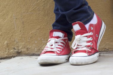 kırmızı spor ayakkabılar