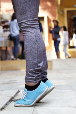 spor ayakkabı giyen kadın bacakları.