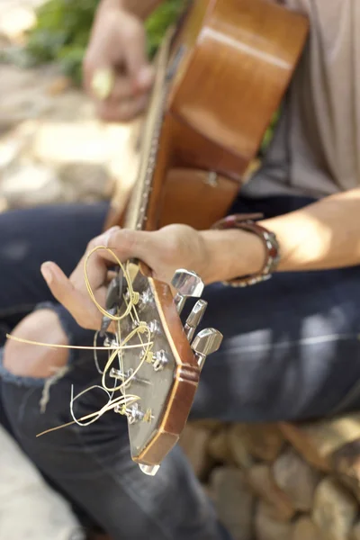 Male playing guitar — Stock Photo, Image