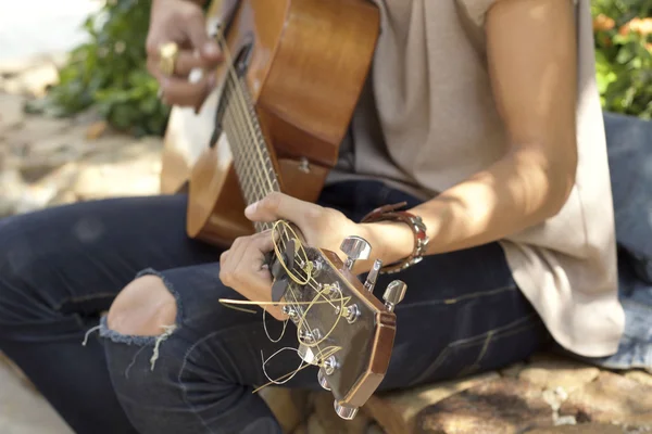 Mâle jouer de la guitare — Photo