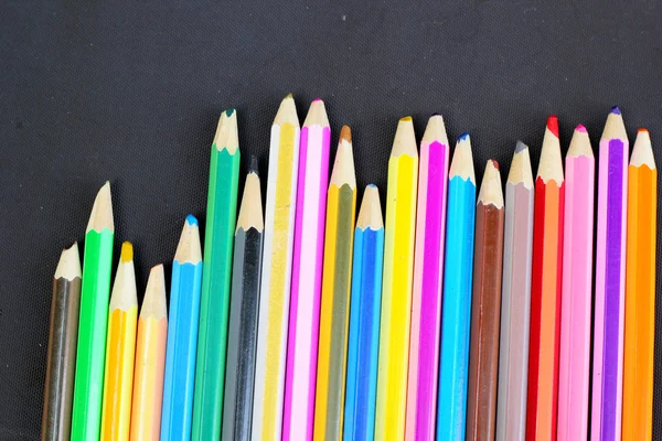 Lápis coloridos sobre fundo preto — Fotografia de Stock