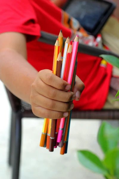 Lápices de colores en la mano niño —  Fotos de Stock