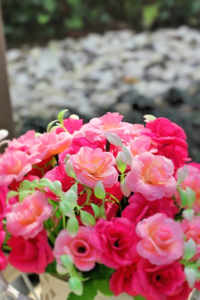 Hermoso de rosa flores artificiales —  Fotos de Stock