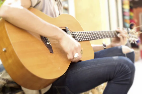 Masculino tocar guitarra — Fotografia de Stock