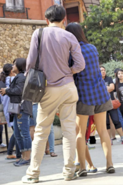 Menschen, die im Park gehen, verschwommen — Stockfoto