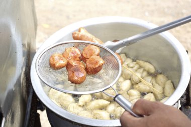 Bir tencereye kızartma köfte