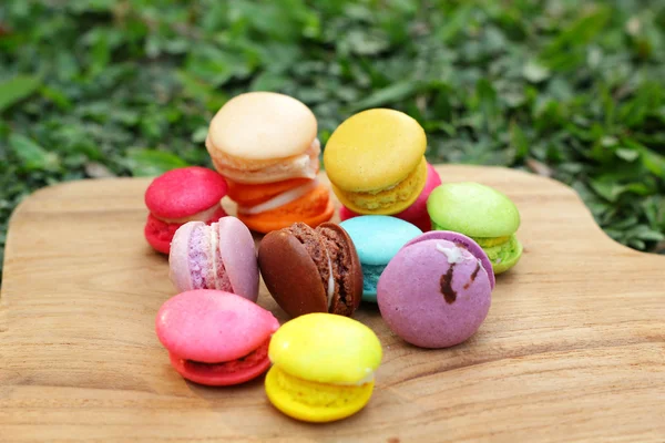 Macarons français multi coloré est délicieux — Photo