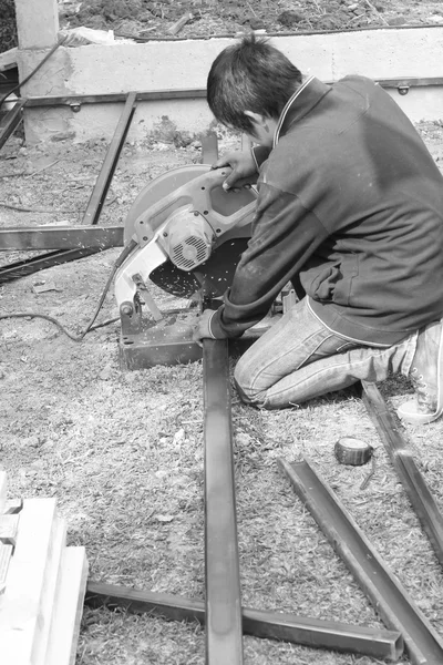 Tubo de corte soldadores están conectando acero . — Foto de Stock