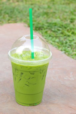 Yeşil çay ve süt buz