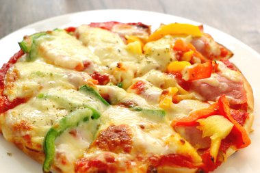 İtalyan pizza jambon peynir ve biber