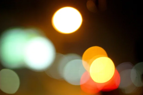 Brouillé de voiture dans la ville la nuit — Photo