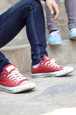 kırmızı spor ayakkabılar