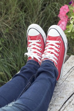 kırmızı spor ayakkabılar
