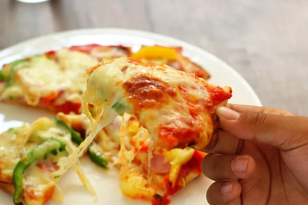 Italská pizza šunka sýr a pepř — Stock fotografie