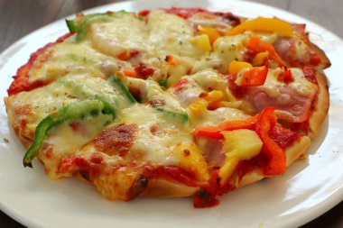 İtalyan pizza jambon peynir ve biber