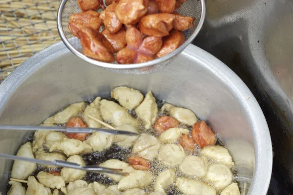 Almôndegas fritando em uma panela — Fotografia de Stock