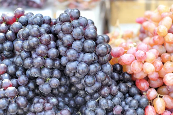 Fresh grapes at the market — Stock Photo, Image