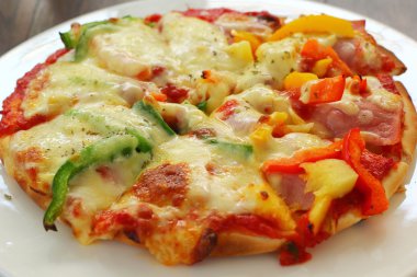 İtalyan pizza jambon peynir ve biber